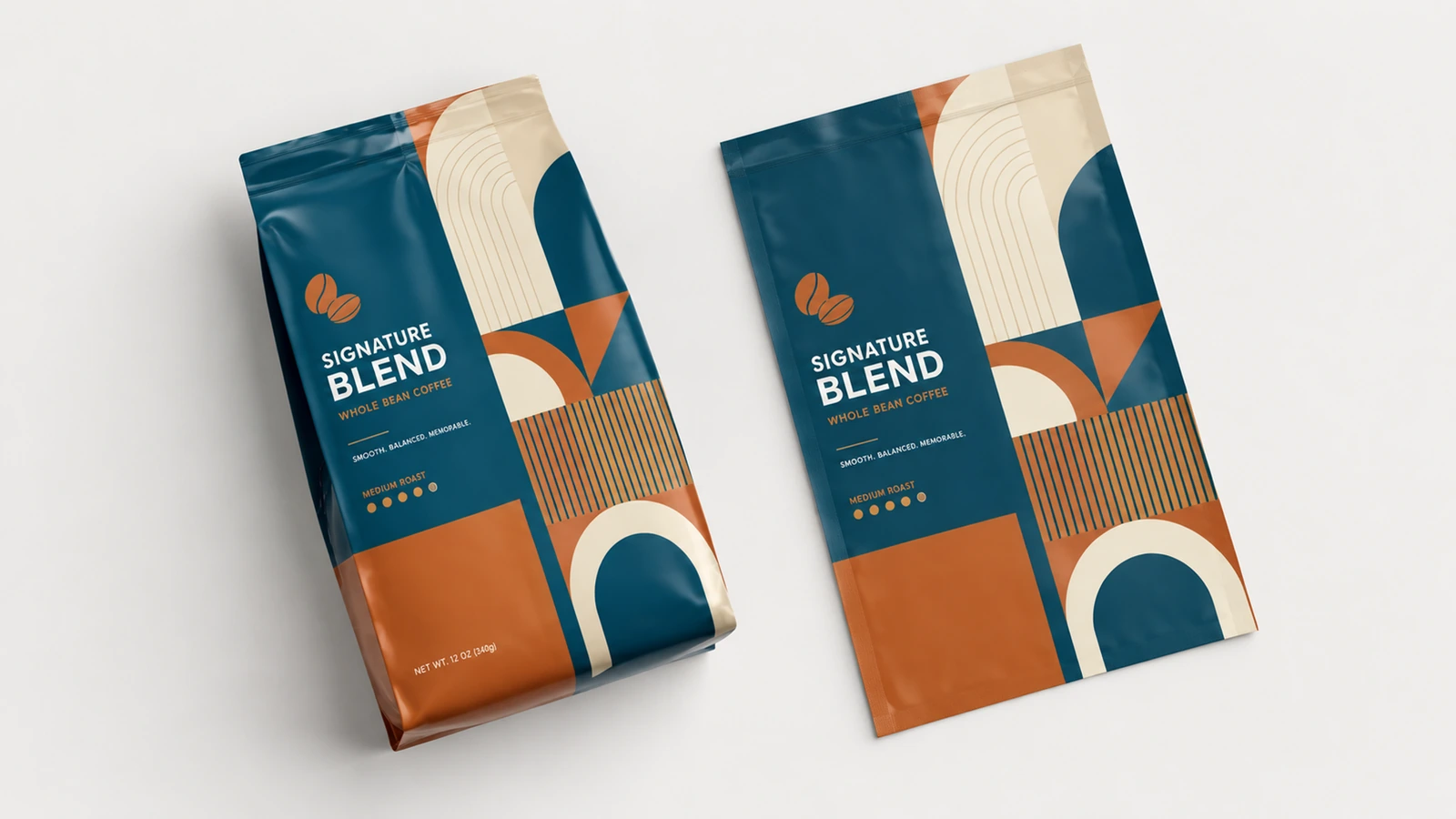 ตัวอย่างถุงกาแฟสองชิ้นที่มีกราฟิกสีเขียวอมน้ำเงิน สีส้ม และสีครีมเข้ากัน