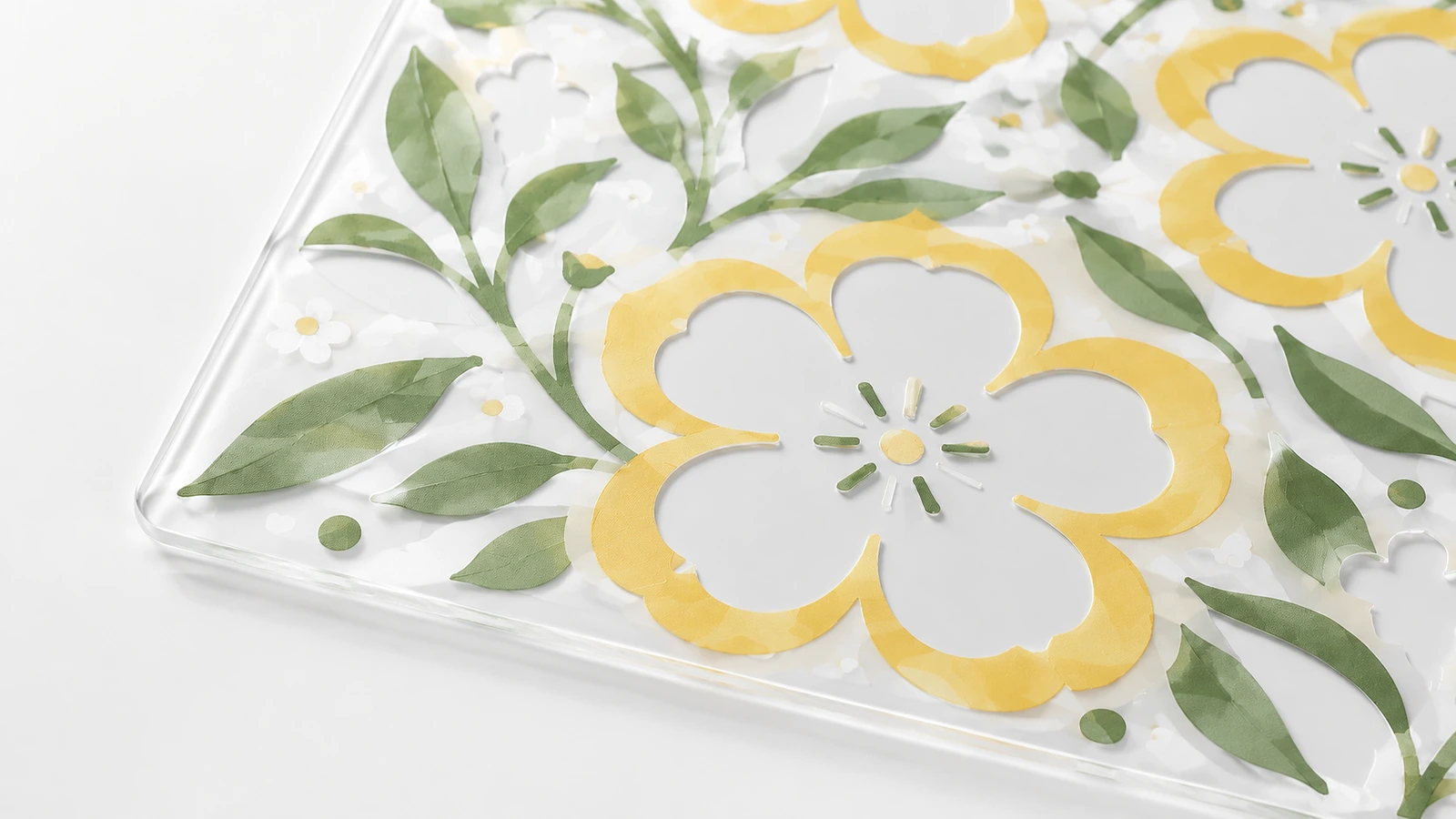 รายละเอียดลายดอกไม้บนแผ่นใส ภาพระยะใกล้ของลายดอกไม้สีเหลืองและเขียวบนแผ่นใส
